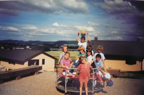 {album de famille} Les nanas à mon frère sur le carousel