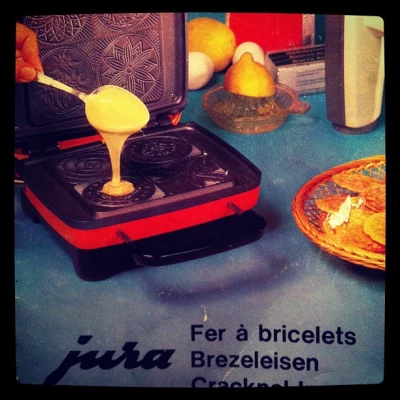 C'est Noël. Les mamans sortent le fer à bricelets